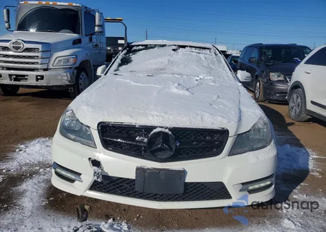 2013 Mercedes-Benz C 300 4Matic z USA, uszkodzony, nr VIN WDDGF8AB2DR247457